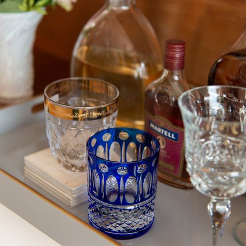 copo-whisky-de-cristal-barcelona-azul-casadorada-ambientada