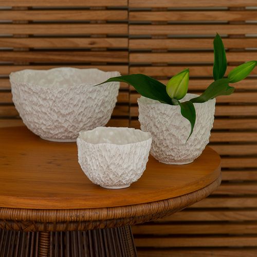 bowl-petalas-baixo-M-em-porcelana-by-nicole-toldi-ambientada
