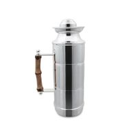 Garrafa térmica prateada e bambu