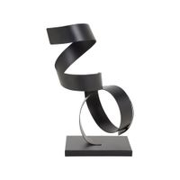 escultura preta em metal