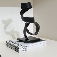 escultura-preta-em-metal