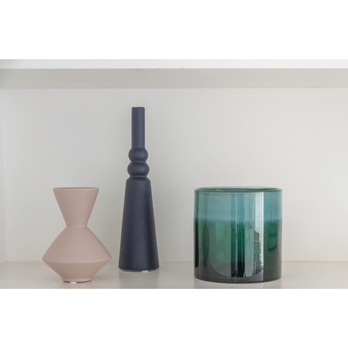 vaso-decorativo-galact-ceramica-azul-marinho-casadorada-ambientada