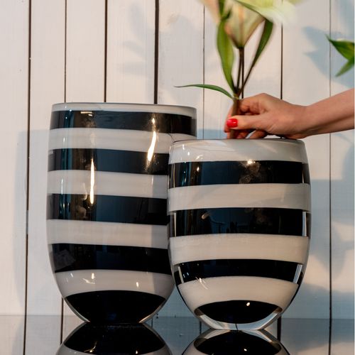 vaso-stripes-preto-e-branco-g-casadorada-ambientada