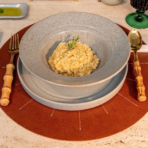 prato-fundo-gourmet-para-risoto-em-ceramica-casadorada-ambientada